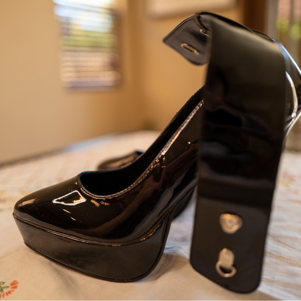 Devious Pleaser Platform Stilleto Heels Women’s Size 9